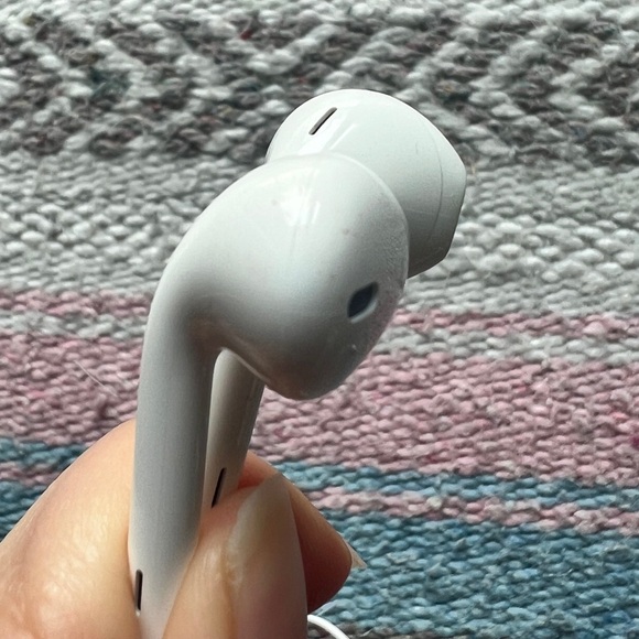 Apple Earphones with Remote and Mic for iPhone, iPod Touch, iPad (MB770G/A) - Picture 6 of 9